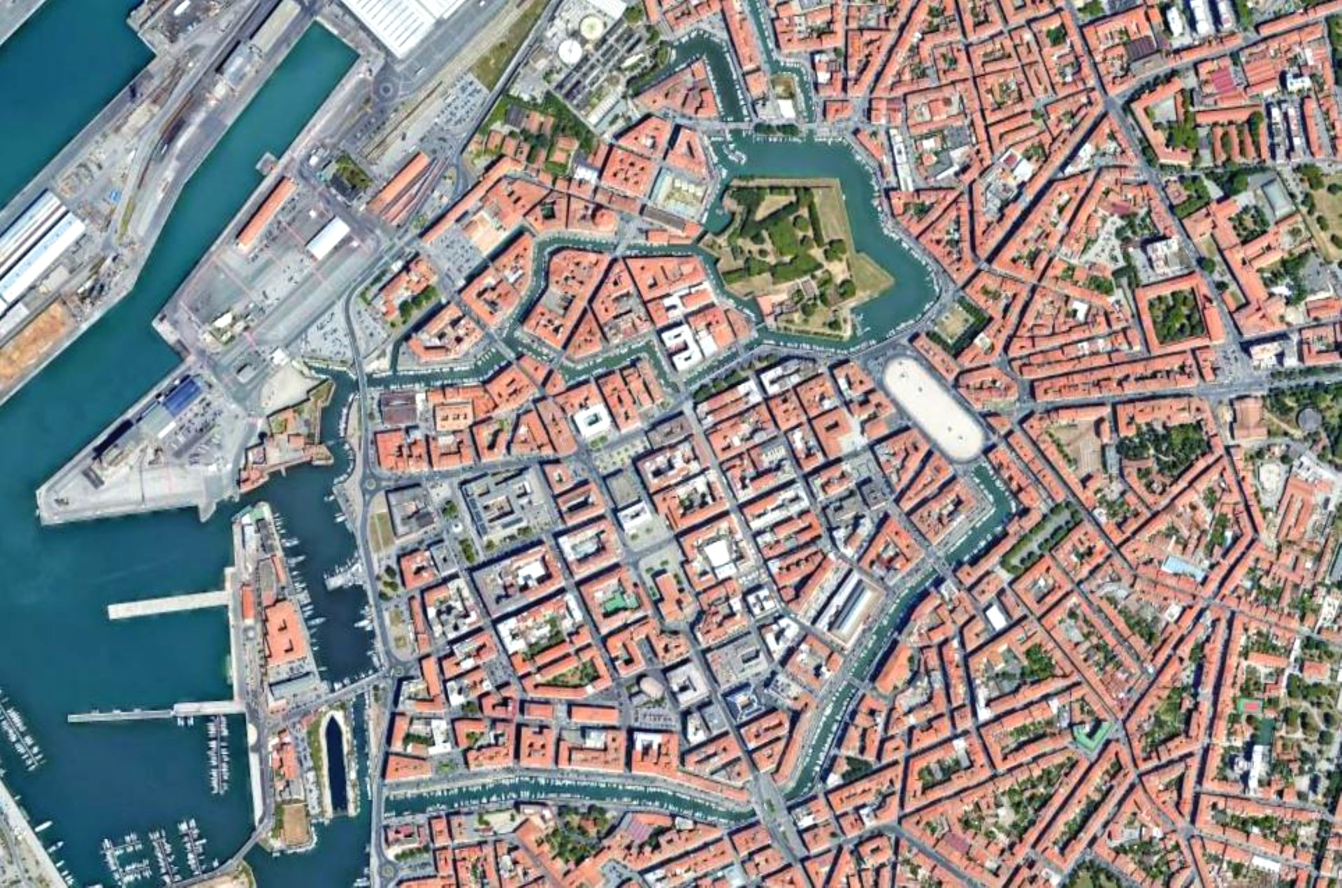 Livorno: il centro storico e il porto