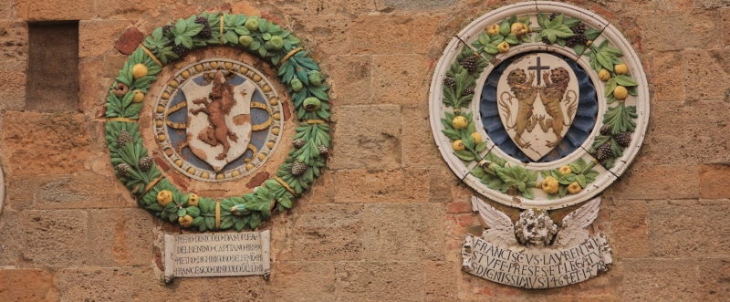 Palazzo dei Priori: formelle del Della Robbia sulla facciata